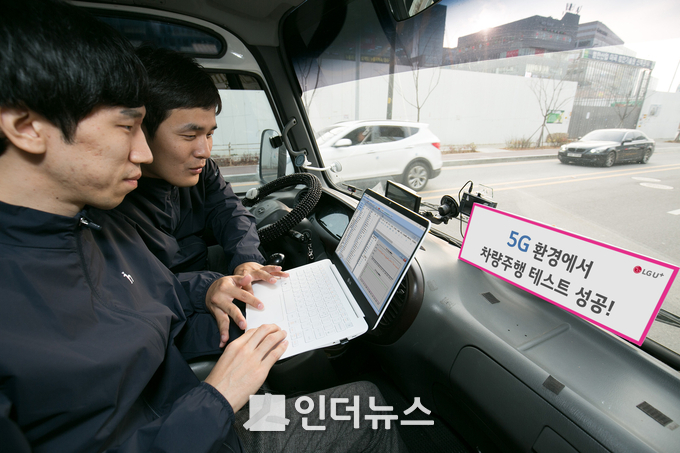 5G 환경에서 차량 주행 환경에서 대용량 스트리밍 서비스가 끊김없이 안정적으로 제공되는지 테스트를 진행하고 있다. (사진제공 : LG유플러스)
