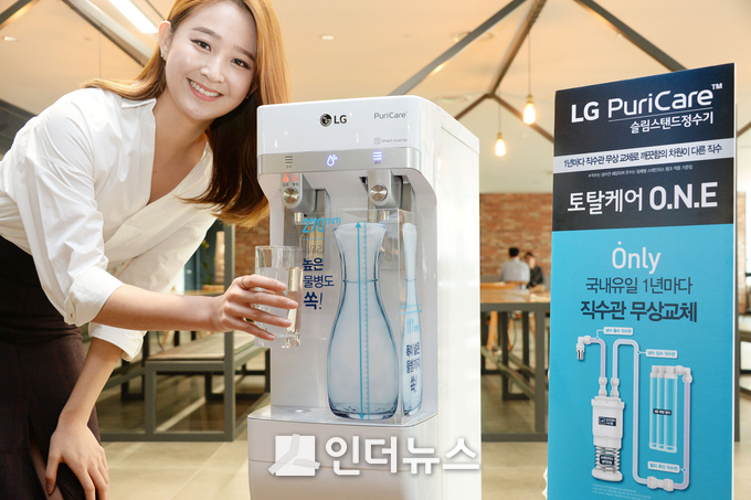  LG전자가 23일 위생은 더욱 철저해지고 크기는 한층 슬림해진 '퓨리케어 슬림스탠드정수기'를 출시한다. (사진제공 : LG전자)