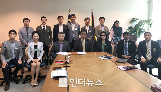 KT 글로벌영업1담당 신소희(앞줄 왼쪽 2번째) 상무, 사라왁 주 다툭 하지 압둘 카림 라만 하즈만(앞줄 왼쪽 4번째) 장관 등 관계자들이 기념사진 촬영을 하고 있다. (사진제공 : KT)