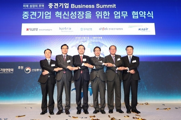 우리은행은 21일 서울시 중구에 소재한 더플라자 호텔에서 '중견기업 비즈니스 써밋(Business Summit)’을 개최하고, 중견기업 성장 지원을 위한 ‘Great Vision 2022'를 발표했다. (사진 왼쪽부터) 강병태 무역보험공사 사장직무대행, 권평오 대한무역투자진흥공사 사장, 손태승 우리은행장, 유정열 산업통상자원부 산업혁신성장실장, 강호갑 한국중견기업연합회장, 김학도 한국산업기술진흥원장.