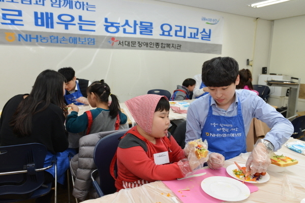지난 20일, NH농협손해보험은 서대문장애인종합복지관과 함께 장애아동을 대상으로 ‘동화로 배우는 요리교실’ 교육과정을 진행했다고 21일 밝혔다.