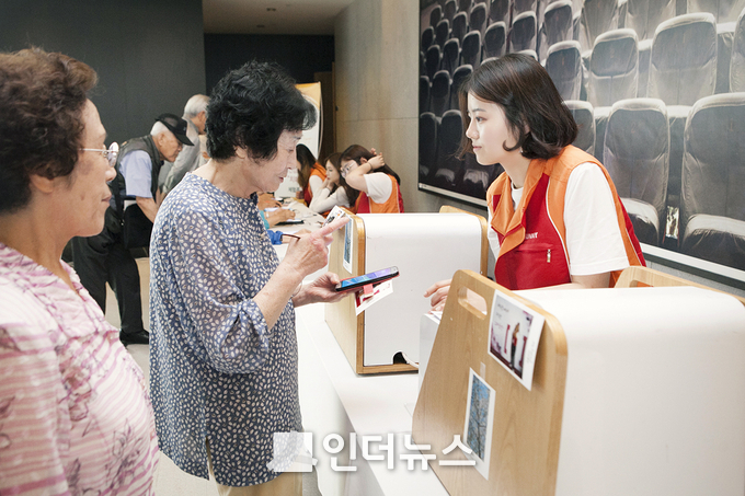 SK텔레콤은 자사의 유통망을 공유인프라로 개방해 교육∙일자리∙복지 등 사회적 난제 해결에 본격적으로 나서겠다고 22일 밝혔다. (사진제공 : SK텔레콤)