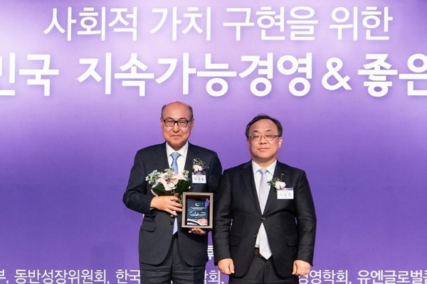 22일 열린 ‘2018 대한민국 지속가능‧좋은기업 시상식’에서 우영웅 신한금융지주회사 부사장(사진 왼쪽)과 이상진 한국표준협회 회장이 기념 촬영을 하고 있다. 