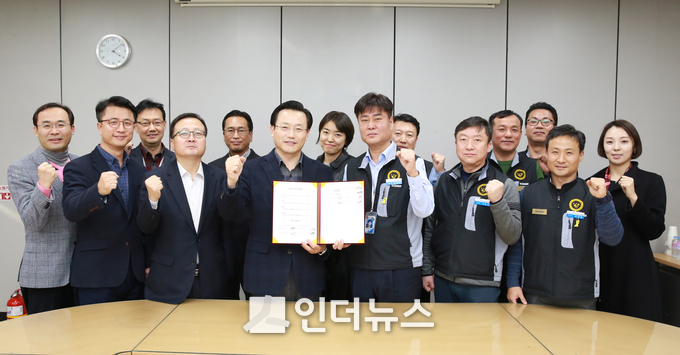 아시아나타운 본사에서 열린 「2018 임금교섭」 조인식에서 참석자들이 기념 촬영을 하고 있다. (사진제공 : 아시아나항공)