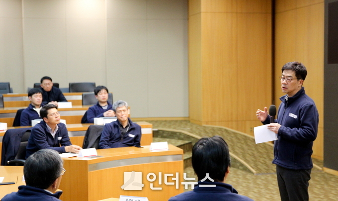 박일평 CTO 사장이 신규 선발된 코딩전문가들에게 소프트웨어의 중요성을 설명하고 있다. (사진제공 : LG전자)