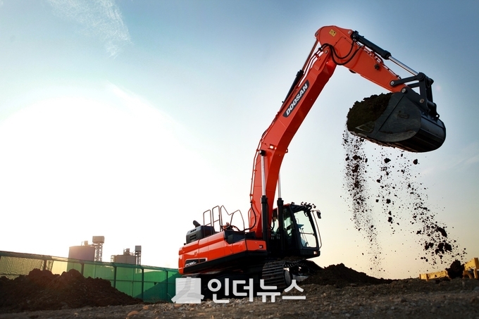 오는 27일 중국 상하이에서 열리는 ‘바우마 차이나’를 통해 인천에 위치한 굴삭기(사진)를 상하이 전시 현장에서 원격으로 조종하는 ‘건설기계 5G 원격제어 기술’을 처음 공개한다. (사진제공 : 두산인프라코어)