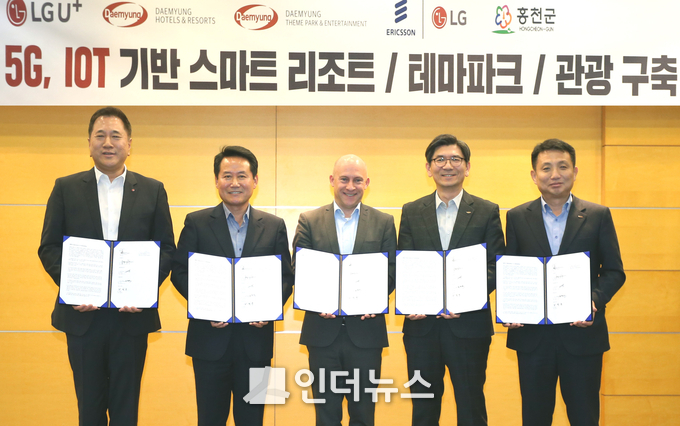 <strong> 왼쪽부터 현준용</strong><strong> LG</strong><strong>유플러스</strong><strong> IoT/AI</strong><strong>부문장</strong><strong>(</strong><strong>전무)과 허필홍 홍천군수, 패트릭 요한슨</strong><strong> Ericsson-LG CEO, 최진식 대명호텔앤리조트</strong><strong> 1</strong><strong>지역 본부장(전무), </strong><strong>윤혁락 대명티피앤이 총지배인</strong><strong>(</strong><strong>전무</strong><strong>)이</strong><strong> 양해각서 체결 후 기념촬영 하는 모습 (사진제공 : LG유플러스)</strong>