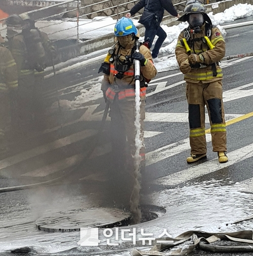24일 화재 발생 당시 지하 통신구 진입이 어려워 소방관들은 물을 채워넣는 식으로 화재를 진압했다. (사진 : 인더뉴스 주동일 기자)