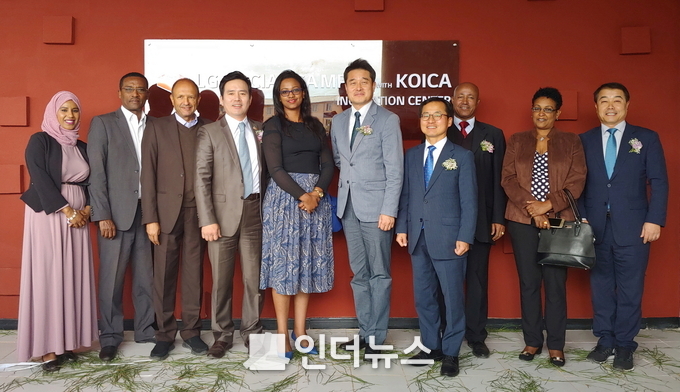 김윤호 LG전자 에티오피아지점장(왼쪽에서 네 번째), 윤대식 대외협력담당(왼쪽에서 여섯 번째), 김동호 KOICA 에티오피아사무소장(오른쪽에서 네 번째) 등 관계자들이 LG소셜캠퍼스 창업지원센터 개소식에서 기념촬영을 하는 모습. (사진 제공 : LG전자)