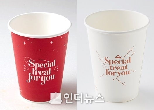 투썸플레이스의 크리스마스 컵. 좌측이 작년, 우측이 올해 새롭게 디자인된 컵이다.