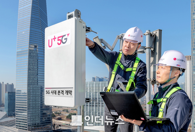 LG유플러스 직원들이 5G 전파 발사에 앞서 인천 송도에 구축된 5G 기지국을 최종 점검하고 있는 모습 (사진 제공 : LG유플러스)