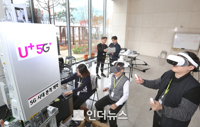 LG유플러스 마곡 사옥에서 직원들이 5G VR 및 드론을 체험하고 있는 모습. (사진 제공 : LG유플러스)