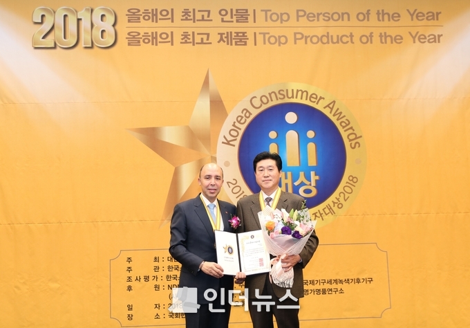 시상자인 샤픽 라샤디(H.E.Chafik RACHADI) 주한 모로코대사(좌측)와 수상자인 서호영 동국제약 마케팅 이사(우측).