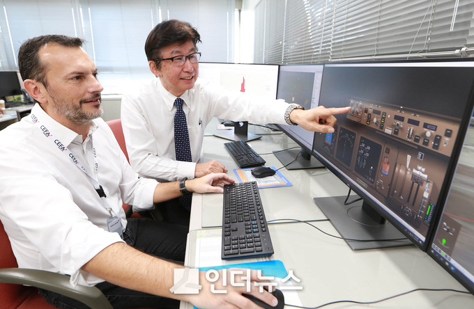 야마무라 아키요시 아시아나항공 안전보안실 부사장(오른쪽)이 1차 고도화 작업을 끝낸 FOQA 시스템을 통해 비행자료를 분석하고 있다. (사진제공 : 아시아나항공)