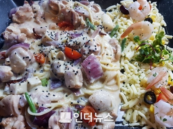 겨울 신메뉴 직화불맛 치즈새우크림.(사진제공: 더 냄비)