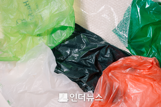 새해부터 전국 대형마트와 일부 슈퍼마켓에서 1회용 비닐봉투 사용이 전면 금지된다. (이미지 출처: 게티이미지뱅크)