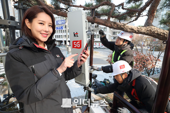 KT 직원들이 광화문에 설치된 5G 기지국을 점검하며, 삼성 5G 스마트폰 시제품을 테스트 하고 있다. (사진제공 : KT)