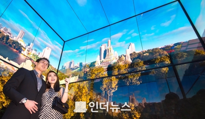 태국 최고층 건물인 마하나콘 타워의 전망대 전용 엘리베이터 탑승객들이 내부 4면을 둘러싼 LG 올레드 사이니지를 통해 방콕의 모습을 감상하고 있다. (사진 제공 : LG전자)