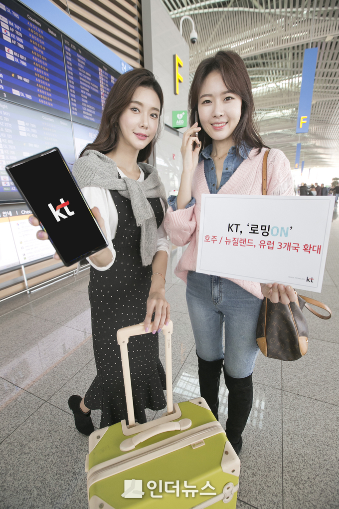 KT홍보 모델들이 인천국제공항에서 로밍ON 서비스를 홍보 중이다. (사진제공 : KT)