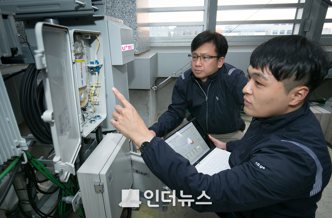 LG유플러스 직원들이 새로 개발된 광선로감시시스템을 시험하고 있다. (사진 제공 : LG유플러스)