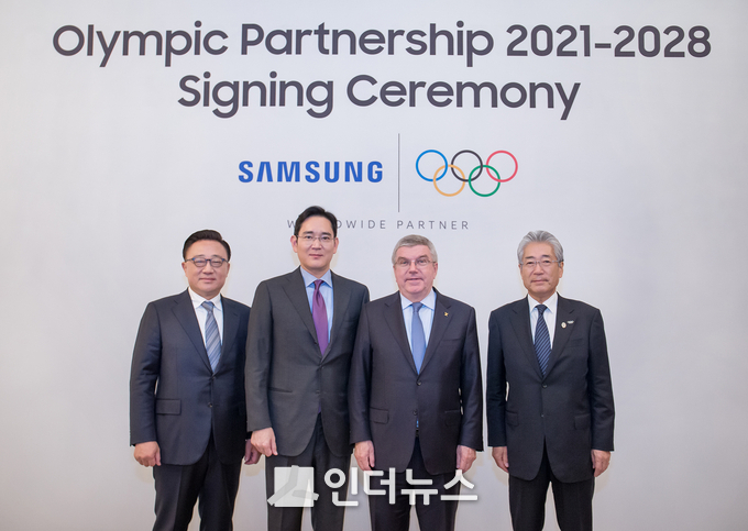 고동진 삼성전자 IM 부문 대표이사 사장, 이재용 삼성전자 부회장, 토마스 바흐(Thomas Bach) IOC 위원장, 다케다 쓰네카즈(Takeda Tsunekazu), IOC 마케팅위원회 위원장(좌로부터 우)이 2028 LA 올림픽까지 후원을 연장하는 조인식 이후 기념 촬영을 하고 있다. (사진제공 : 삼성전자)