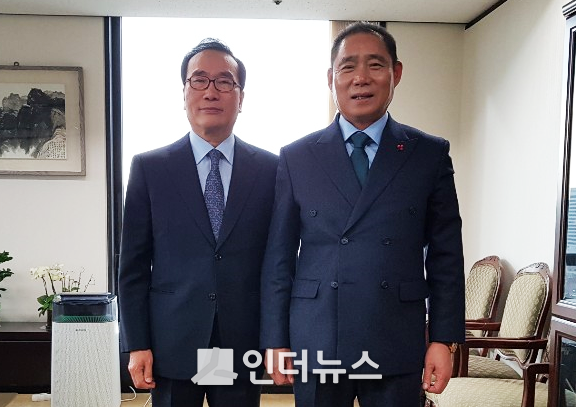 인터넷신문위원회 방재홍 위원장은 4일, 언론중재위원회 이석형 위원장을 만나 상호 협력방안에 대해 논의했다. 사진 왼쪽부터 언론중재위원회 이석형 위원장, 인터넷신문위원회 방재홍 위원장(사진 : 인터넷신문위원회 제공)