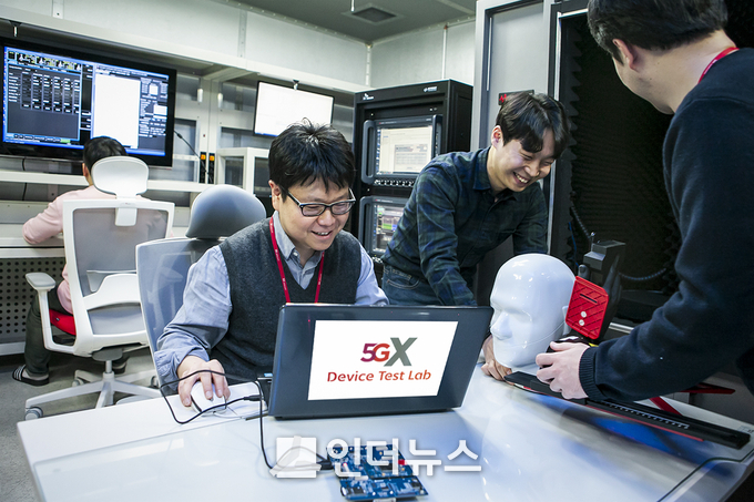 SK텔레콤 5G 디바이스 테스트 랩 연구원들이 계측 장비로 5G 디바이스를 테스트하고 있다. (사진 제공 : SKT)
