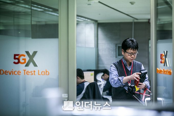 SK텔레콤 5G 디바이스 테스트 랩 연구원들이 계측 장비로 5G 디바이스를 테스트하고 있다. (사진 제공 : SKT)