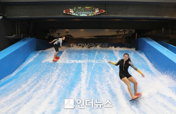 롯데 프리미엄 아울렛 기흥점 內 실내 서핑샵 모습(사진제공 : 롯데쇼핑)