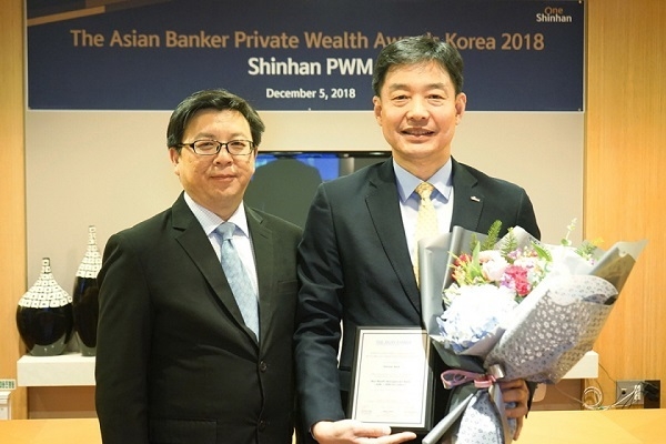 지난 5일 신한PWM Privilege 서울센터에서 열린 'The Korea Country Award 2018' 시상식에서 배진수 신한은행 IPS본부장(오른쪽)과 분핑 푸(BoonPing Foo) 아시안뱅커 편집국장(왼쪽)이 기념촬영을 하고있다. 