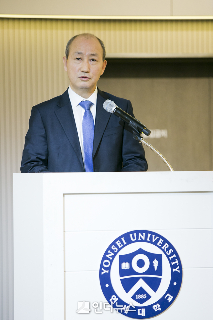오성목 KT 네트워크부문장 사장이 'Yonsei-KT 5G OPEN 2018' 행사에서 축사를 하고 있다. (사진제공 : KT)