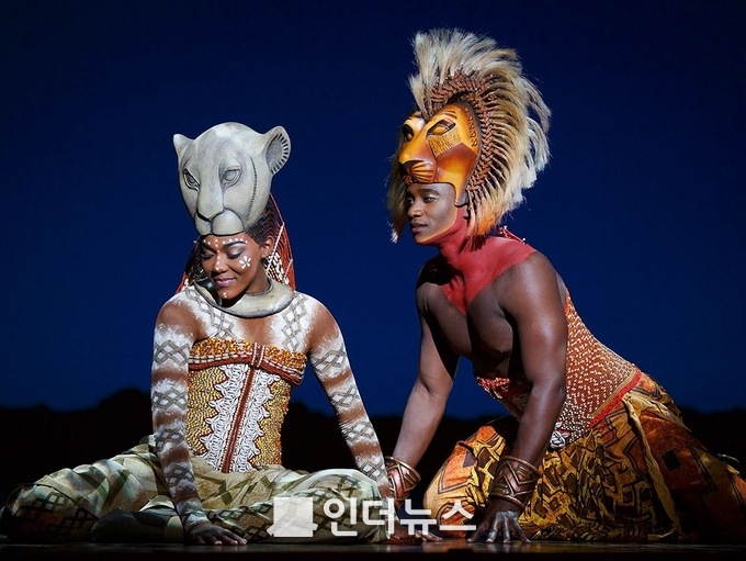 Nala and Simba - THE LION KING - Photo by Joan Marcus ⓒDisney