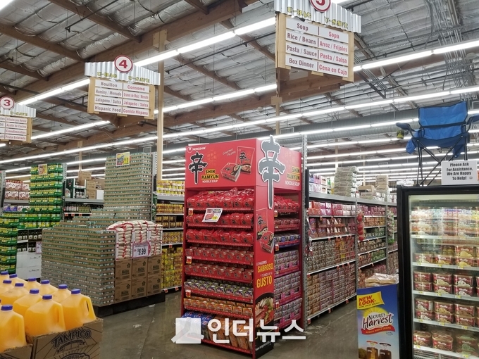 美 코스트코에 설치된 신라면 매대 모습. (사진제공 : 농심)