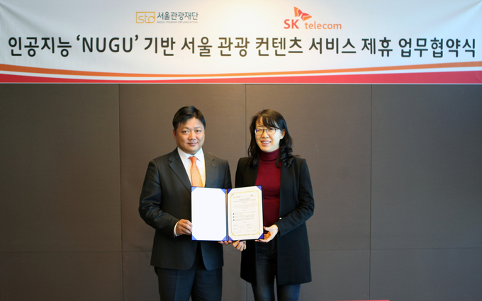 박명순 SK텔레콤 AI사업Unit장(右)과 이준 서울관광재단 마케팅본부장(左)이 업무협약(MOU)을 체결하고 기념사진 촬영 중이다. (사진제공 : SK텔레콤)