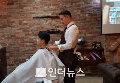 로얄바엠바버샵 엄정철 원장(사진 오른쪽, 사진: 로얄바엠바버샵 제공)