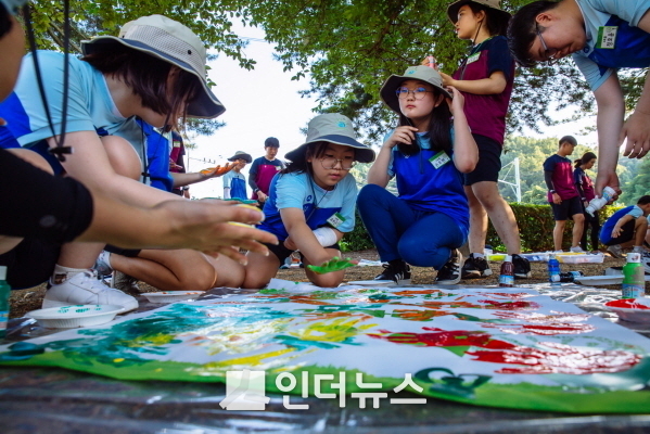 동아에스티는 경상북도 상주시 일대에서 ‘제13회 청소년 환경사랑 생명사랑 교실’을 진행했다.(사진: 동아에스티 제공)