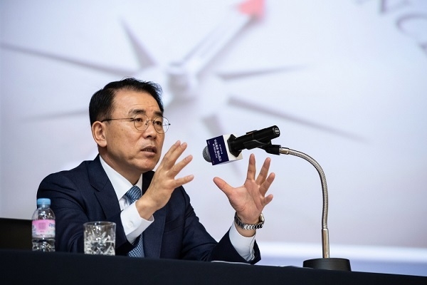 조용병 신한금융 회장이 18일 각 그룹사에서 하반기 채용한 신입직원을 대상으로 경기도 기흥에 위치한 신한은행 연수원에서 특별 강연을 하고 있다.(사진 제공: 신한금융)