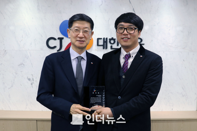 택배기사 유동운 씨(사진 오른쪽)가 CJ대한통운 박근태 대표이사로부터 감사패를 수여받고 있다. (사진 : CJ대한통운 제공)