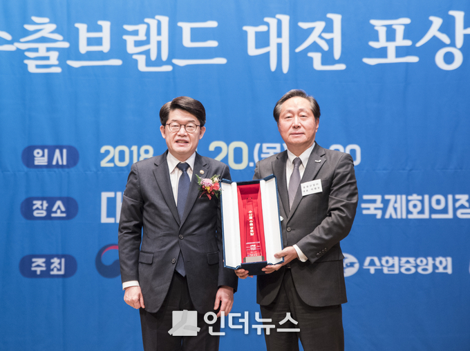 이명우 동원산업 사장(우측), 김양수 해양수산부 차관(좌측)과 기념사진 촬영 모습. (사진제공 : 동원산업)