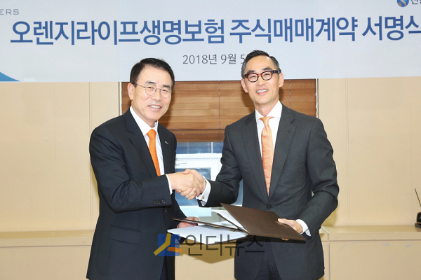 조용병 신한금융지주 회장(왼쪽)과 윤종하 라이프투자유한회사 대표이사가 5일 서울 강남구 법무법인 태평양 사무실에서 SPA(주식매매계약) 체결 후 악수하고 있는 모습.
