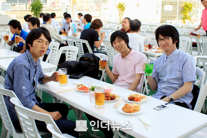 조재용 연구원이(가장 오른쪽) 2012년 6월 박사과정 1년차 당시 교토대학 박사과정 동료들과 교토대학 옥상에서 열린 '비어가든' 행사에 참여해 즐거운 시간을 보내고 있다. (사진 : 조재용 연구원 제공)