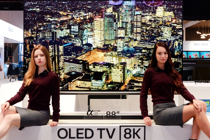 미국 라스베이거스에서 열린 CES 2019 전시회에서 모델들이 LG전자 제품을 소개하고 있다. (사진제공 : LG전자)