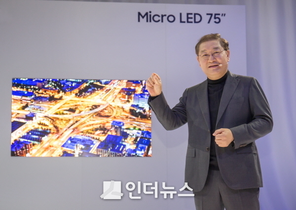 마이크로 LED 75인치 모델을 선보이는 삼성전자 한종희 사장. (사진 : 삼성전자)