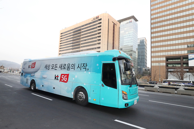 KT가 8일 선보인 세계 최초의 5G 체험 버스 외관 모습. KT는 고객들을 대상으로 ‘5G 버스’ 체험 이벤트를 오는 16일부터 다음달 2일까지 운행한다. (사진제공 : KT)