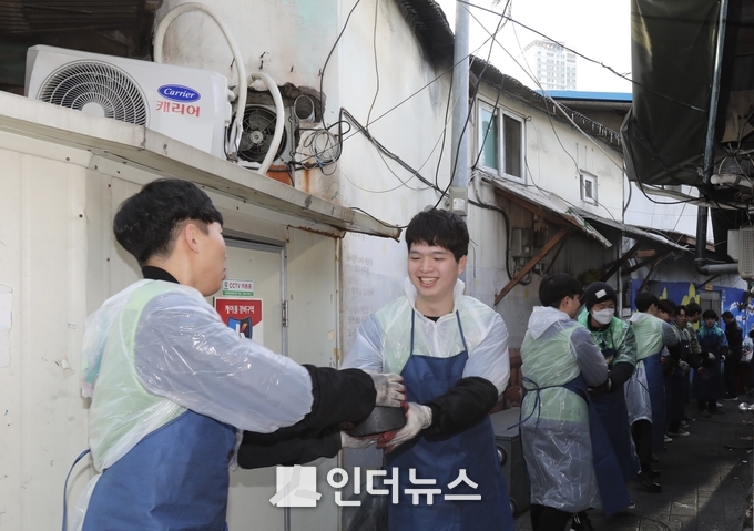 현대엔지니어링 신입사원들이 지난 9일 오후 서울 영등포구 쪽방촌을 방문해 연탄 나르기 봉사활동을 진행 하고 있다. (사진 : 현대엔지니어링)