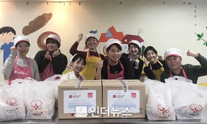 작년 6월 청파노인복지센터를 찾아 어르신 장수사진 촬영 봉사를 진행하는 ‘U+재능봉사단’ (사진제공 : LG유플러스)