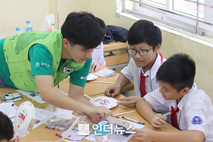 현대건설 소속 해외봉사단인 H-CONTECT 단원이 지난해 여름 베트남 하노이 응우웬 꽁쯔 중학교에서 교육 봉사활동을 펼치고 있다. (사진 : 현대건설)