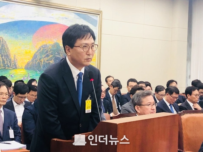 박상신 대림산업 건설사업부 대표이사가 지난해 10월 15일 진행된 국정감사에 증인으로 출석해 국회의원의 질의에 답하고 있다. (사진 : 이수정 기자)