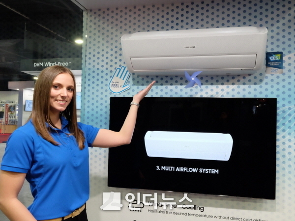 삼성전자 모델이 벽걸이형 무풍에어컨 제품을 소개하고 있다. (사진 제공 : 삼성전자)