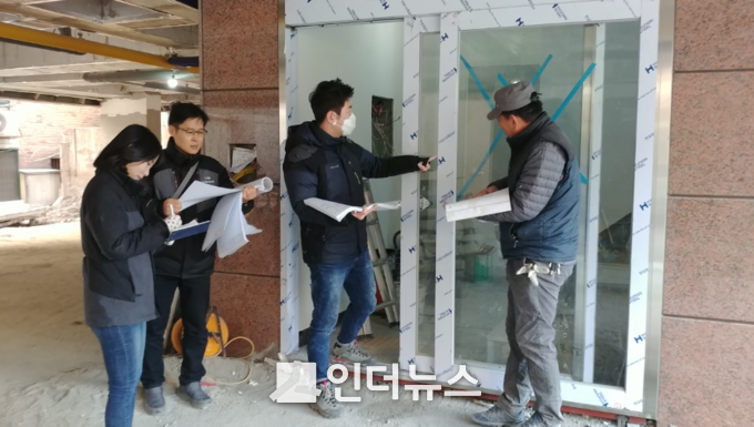 SH공사 직원들이 매입임대주택 마감현장을 찾아 품질점검을 진행하고 있다. (사진 : SH공사)